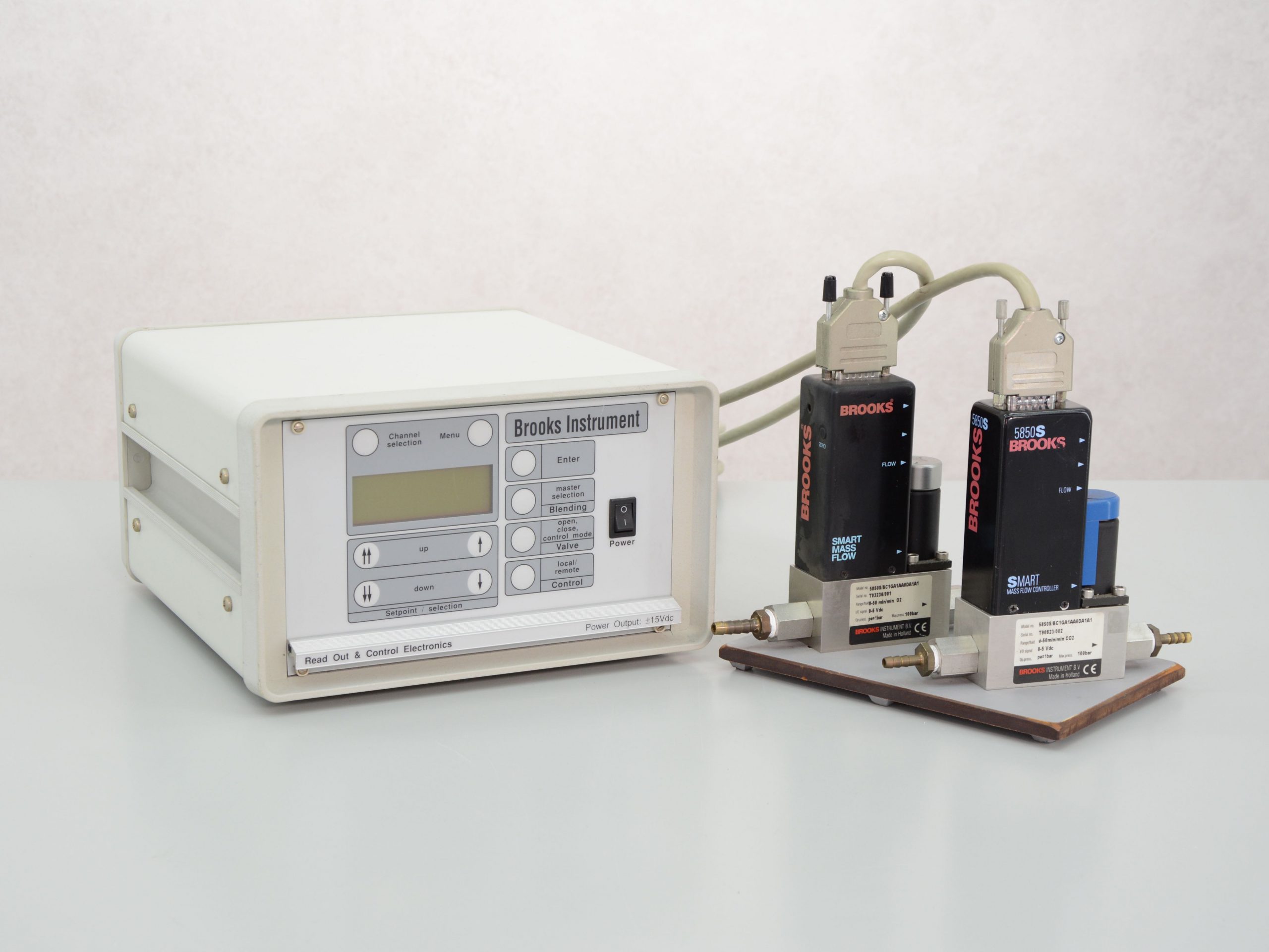 Brooks Instruments 0154 Control and read out unit - Gemini BV Brooks Instruments 0154 Control and read out unit - Gemini BV