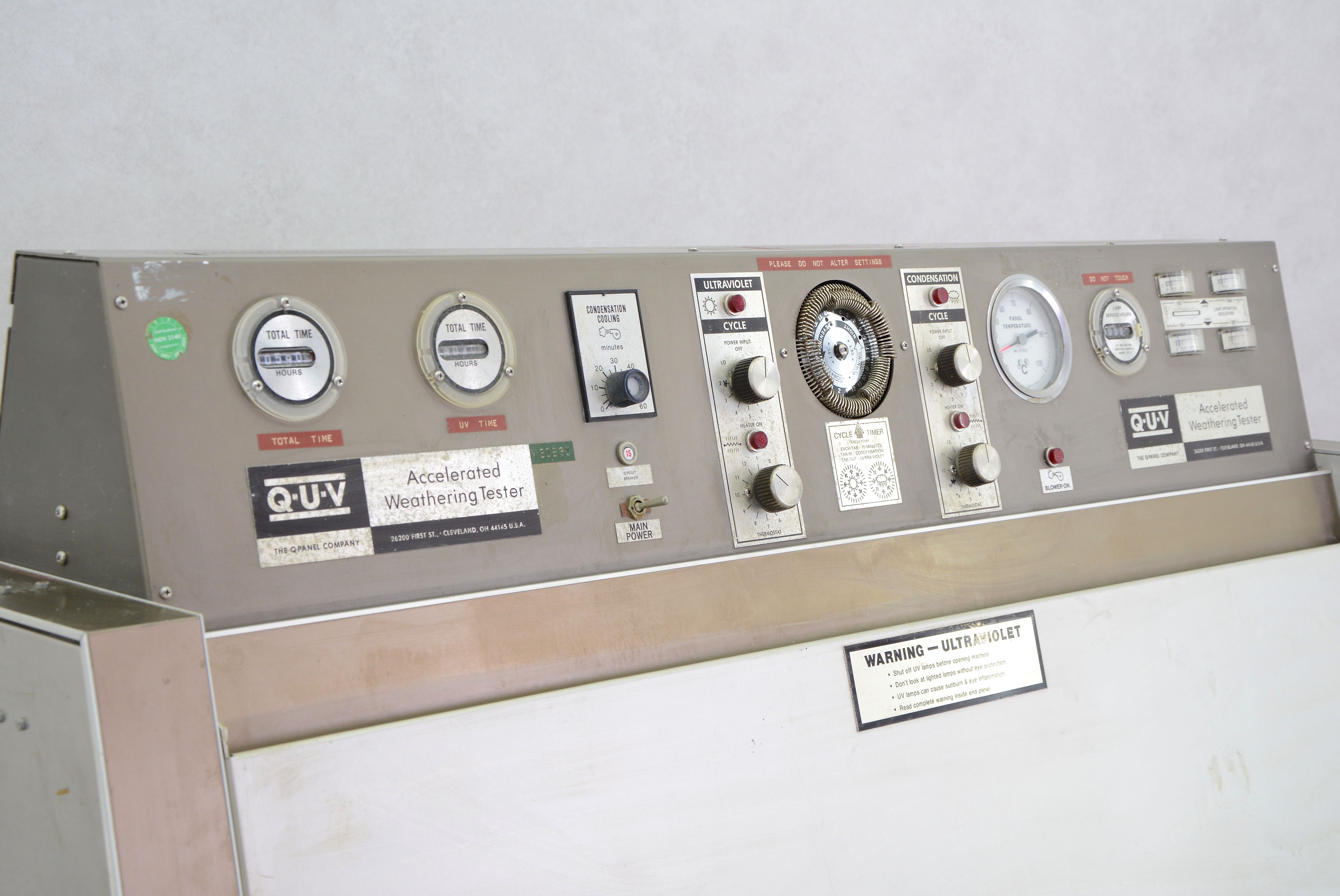 The QPanel Company QUV Weathering tester Gemini BV