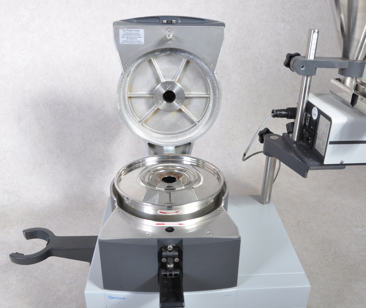 Retsch ZM100 ultra centrifugal mill with DR100 Gemini BV