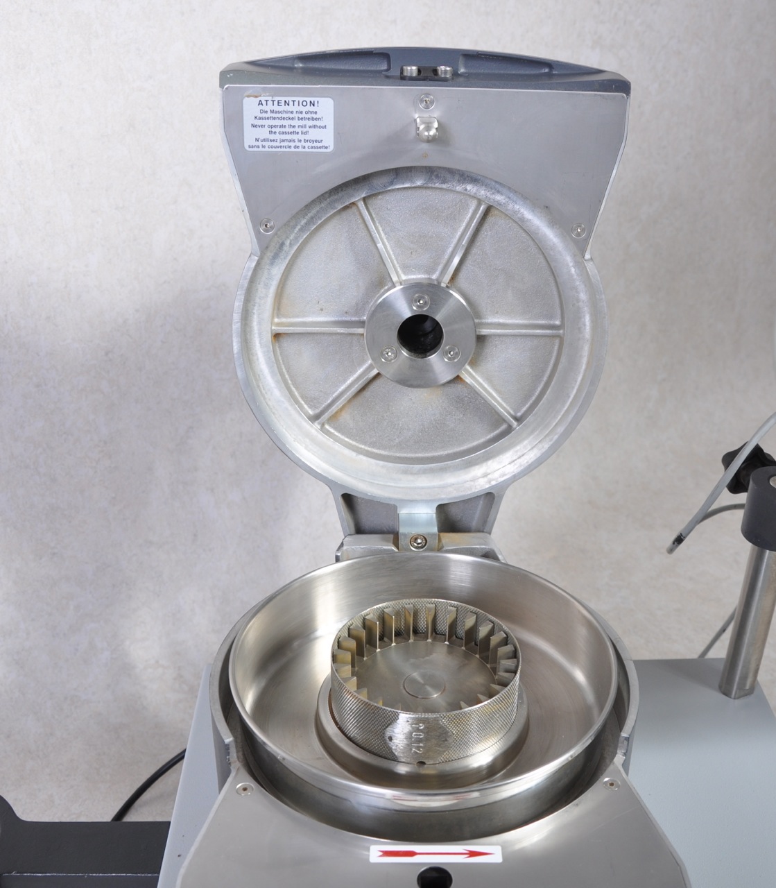 Retsch ZM100 ultra centrifugal mill with DR100 Gemini BV