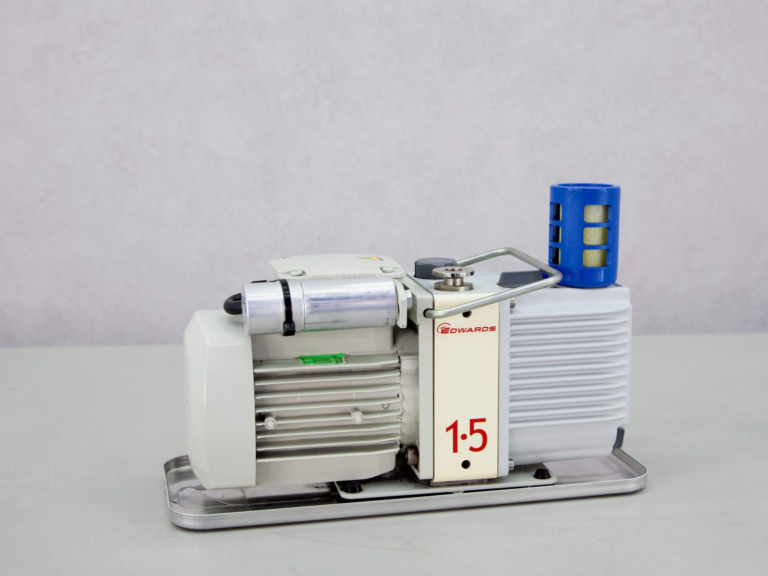 5943 Edwards E2M1.5 Vacuumpomp 01